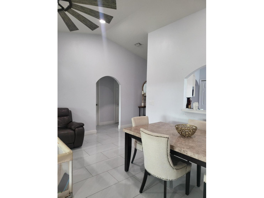 CBS home 3/2 located on a large corner lot! Split floor plan - photo 10
