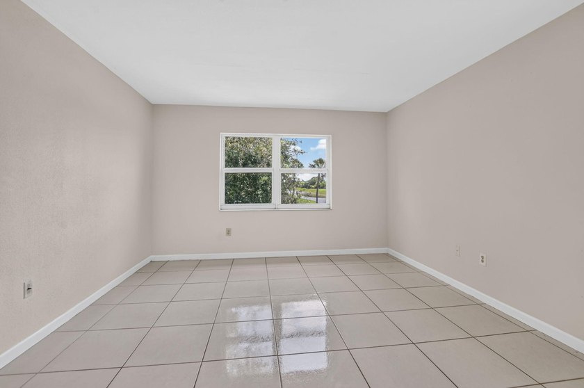 Welcome to this impeccably maintained 2 bedroom, 2 bathroom - photo 23