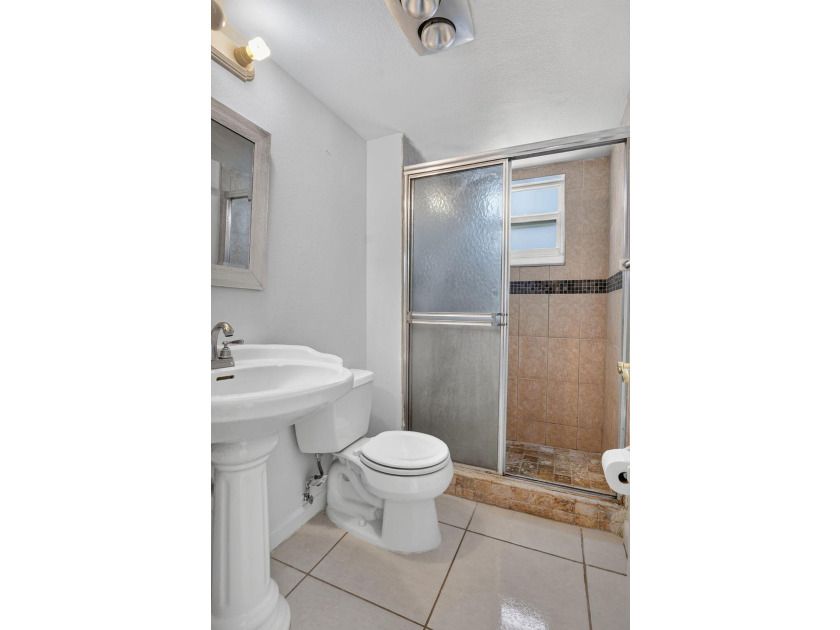 Welcome to this impeccably maintained 2 bedroom, 2 bathroom - photo 31