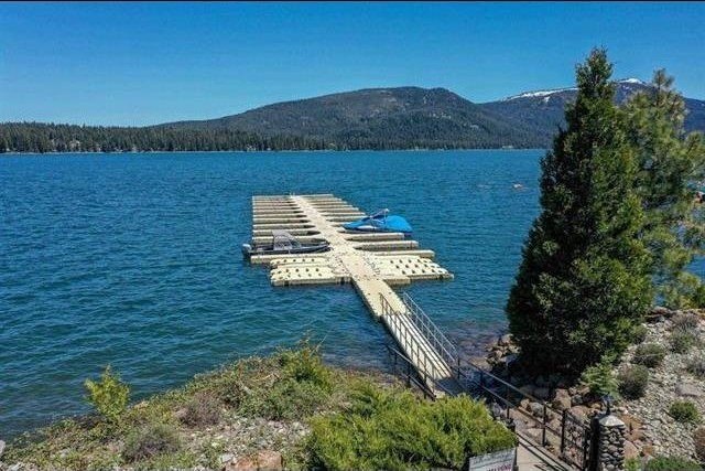 Experience mountain-lake living at its finest in this - photo 43