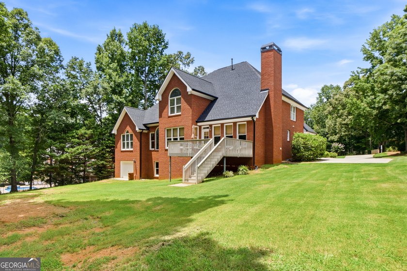 Welcome to this exceptional, one-owner lakefront home, offered - photo 7
