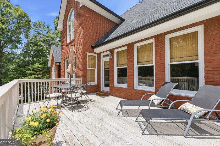 Welcome to this exceptional, one-owner lakefront home, offered - photo 9
