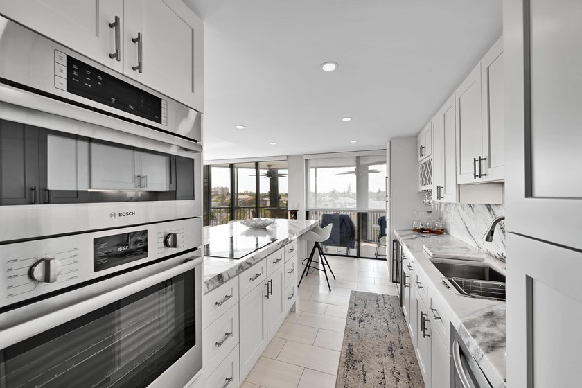 Experience the ultimate Florida lifestyle in this stunning 3/2 - photo 2