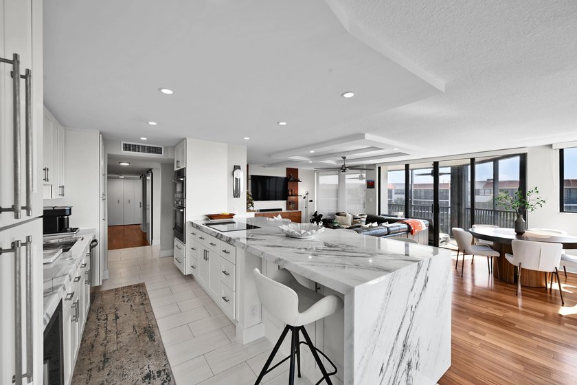 Experience the ultimate Florida lifestyle in this stunning 3/2 - photo 3