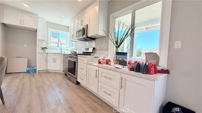 PROPERTY WILL DELIVER VACANT, Extensively renovated in 2024 - photo 25