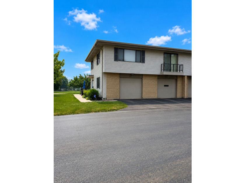 Investor-friendly opportunity in desirable Weathersfield Lake! - photo 2