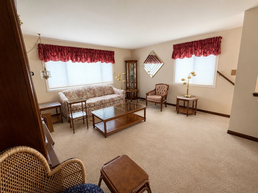 Investor-friendly opportunity in desirable Weathersfield Lake! - photo 4