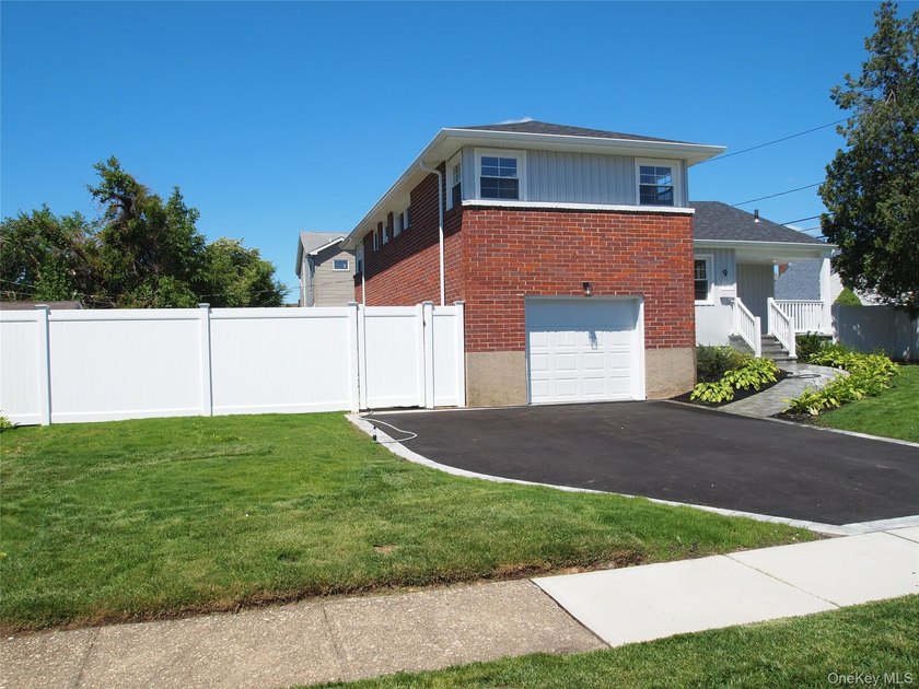 Fall in love with this Fully Renovated Split! 13ft cathedral - photo 3