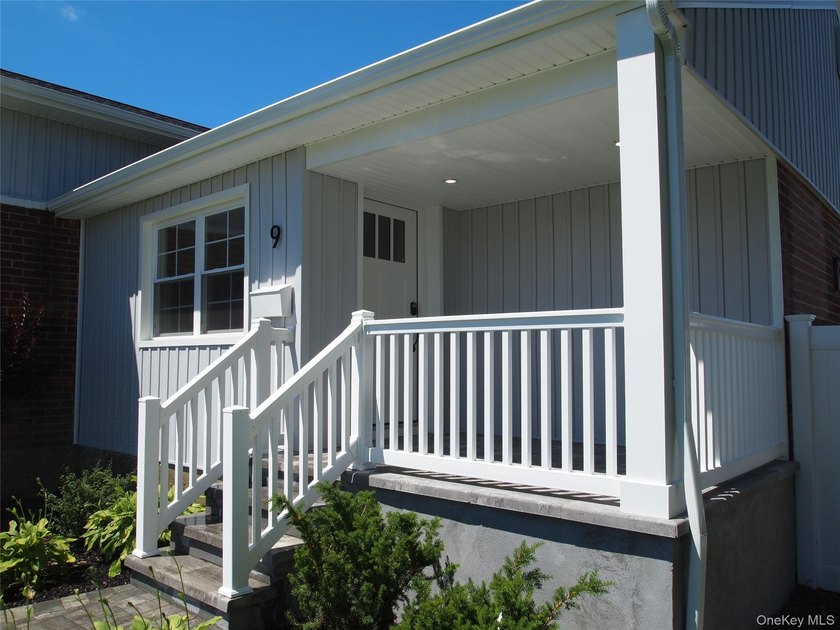 Fall in love with this Fully Renovated Split! 13ft cathedral - photo 4