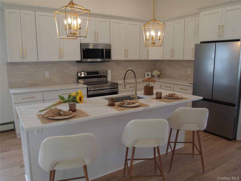 Fall in love with this Fully Renovated Split! 13ft cathedral - photo 9