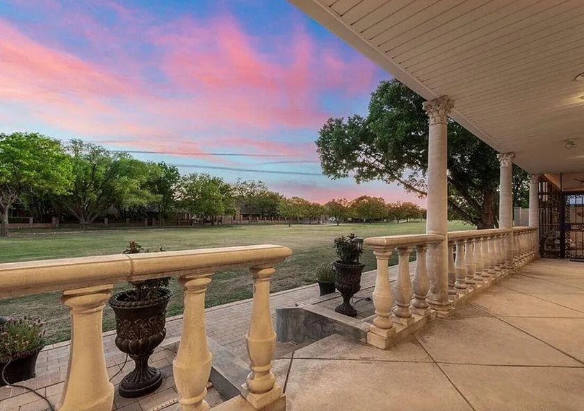 Pinnacle of Lakeridge Living: A Masterpiece on the 17th Fairway! - photo 3