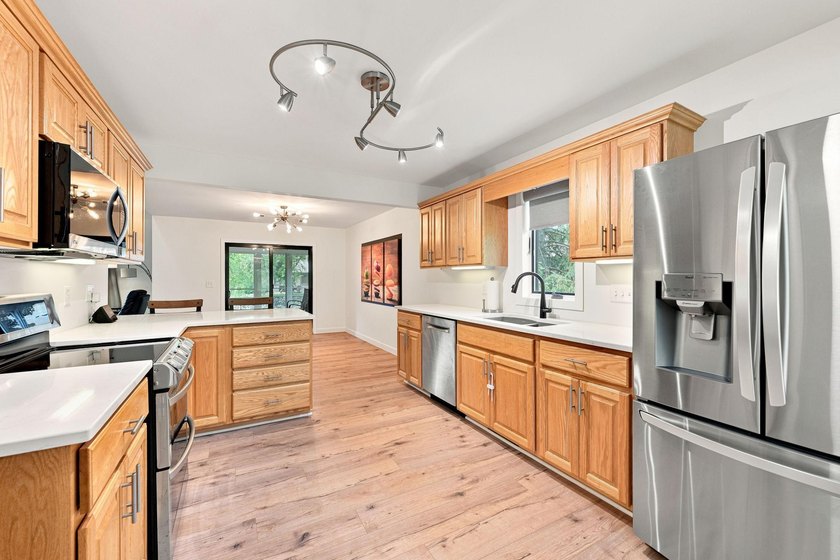 Immaculately maintained two-story end unit in demand Plymouth - photo 6