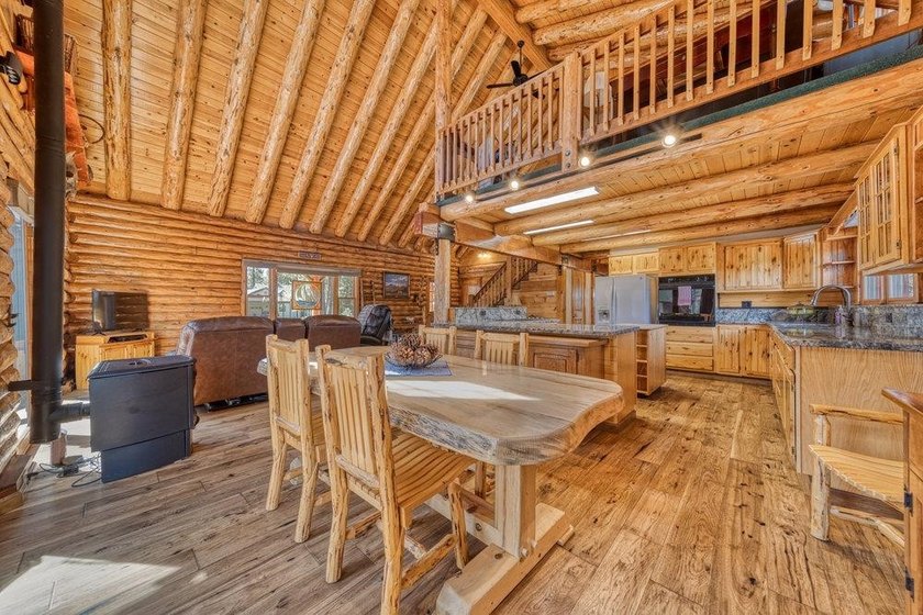 Absolutely beautiful log home in Chester. Every detail - photo 12