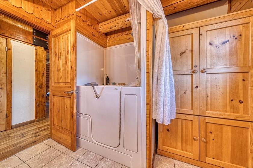 Absolutely beautiful log home in Chester. Every detail - photo 14