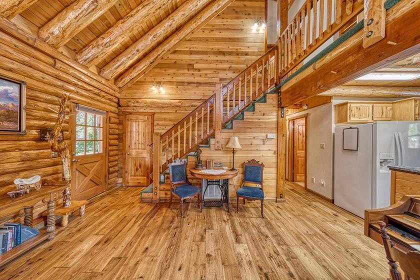 Absolutely beautiful log home in Chester. Every detail - photo 18