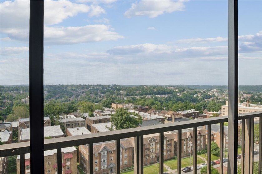 MOVE-IN CONDITION! OPEN CONCEPT! INCREDIBLE VIEWS! Enjoy low - photo 27