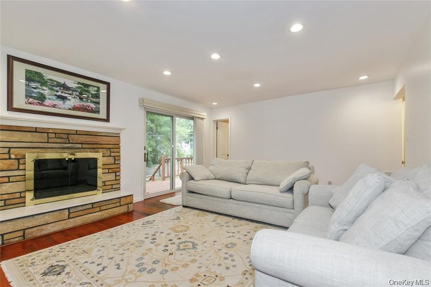 GREAT NECK ESTATES SOUTH FACING COLONIAL WITHIN CLOSE PROXIMITY - photo 12