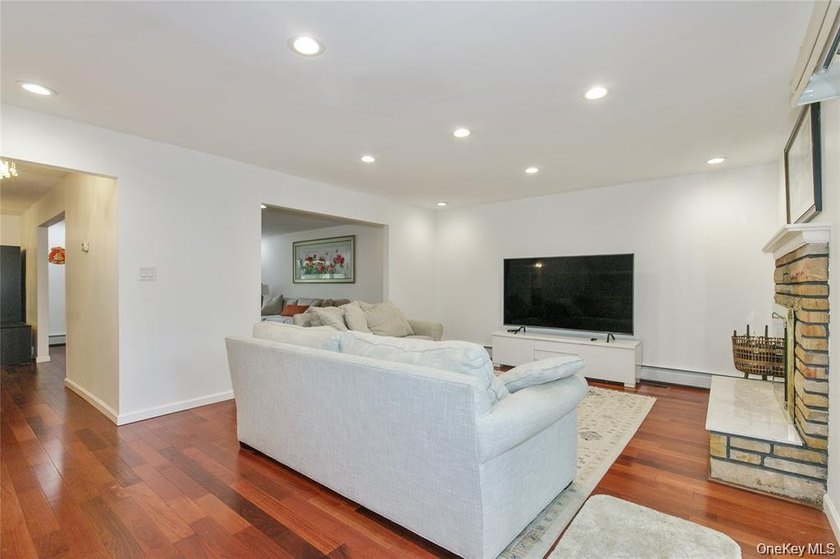 GREAT NECK ESTATES SOUTH FACING COLONIAL WITHIN CLOSE PROXIMITY - photo 14