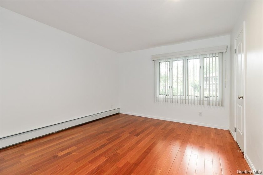 GREAT NECK ESTATES SOUTH FACING COLONIAL WITHIN CLOSE PROXIMITY - photo 22