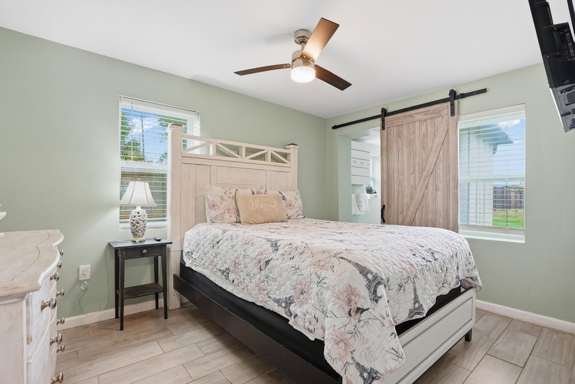 Fully renovated beach cottage and RENTAL MACHINE only .3 miles - photo 4