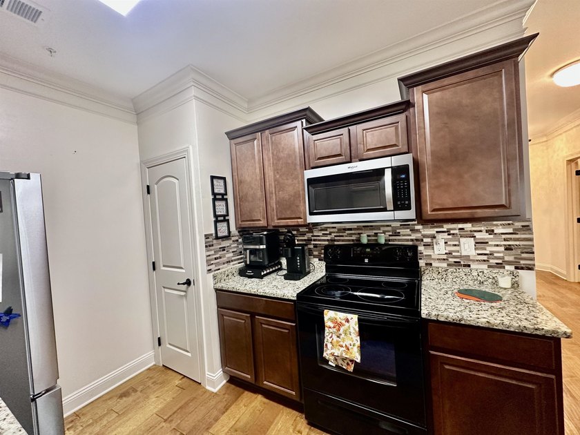 Welcome to this elegant three-bedroom, two-bathroom condominium - photo 7