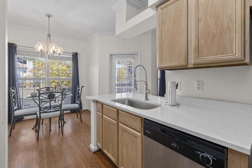Move-In ready 1 Bedroom Condo - Prime Location Near Downtown &amp; - photo 22