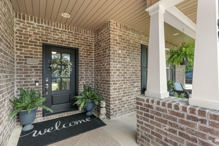 Welcome to this beautifully maintained 4-bedroom, 3-bath brick - photo 3