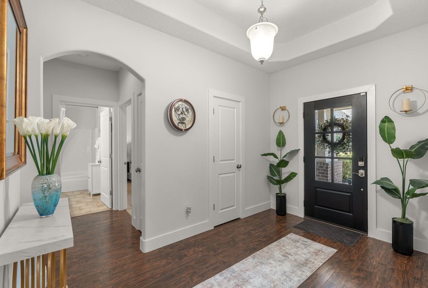 Welcome to this beautifully maintained 4-bedroom, 3-bath brick - photo 5