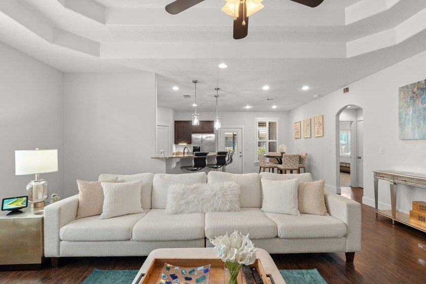 Welcome to this beautifully maintained 4-bedroom, 3-bath brick - photo 7