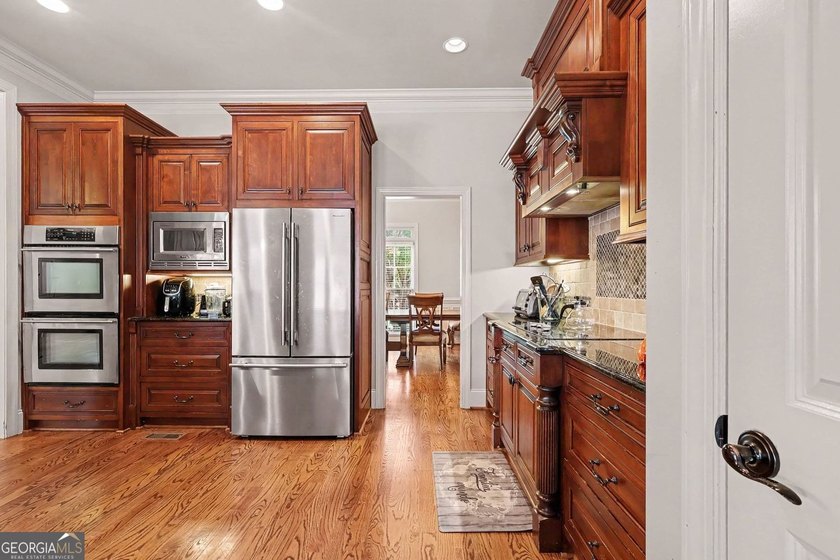 Welcome to this stunning 6-bedroom, 4-bathroom home located in a - photo 8