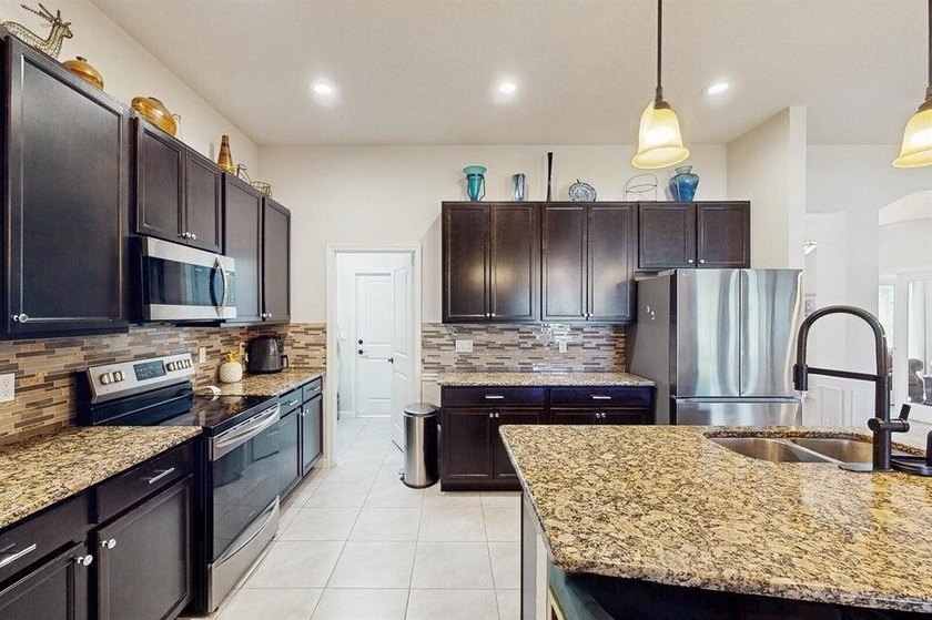 Charming 4-Bedroom Home with Spacious Yard and Modern Amenities - photo 14