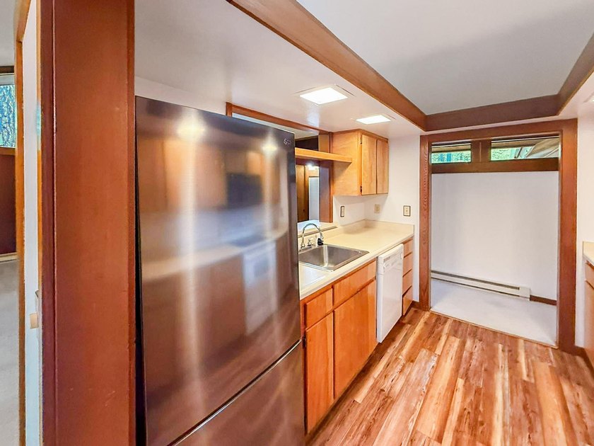 Welcome to easy mountain living in the heart of Graeagle. This - photo 15