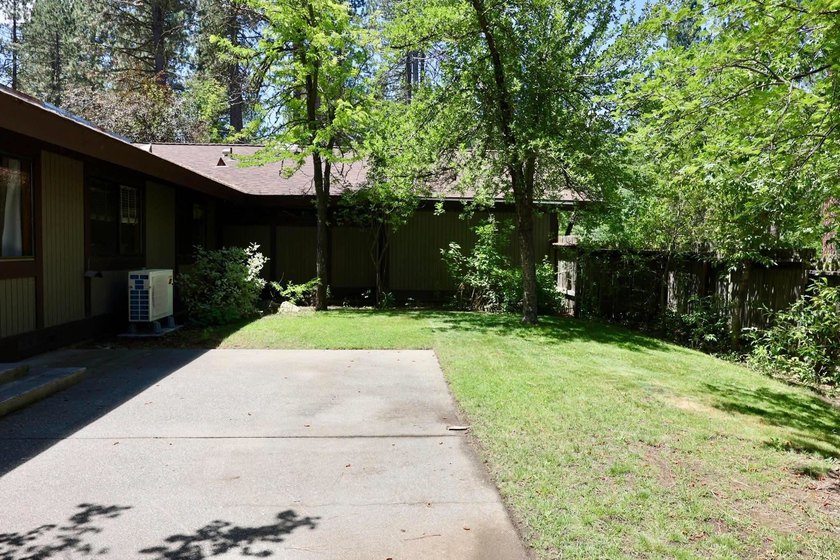 Welcome to easy mountain living in the heart of Graeagle. This - photo 31