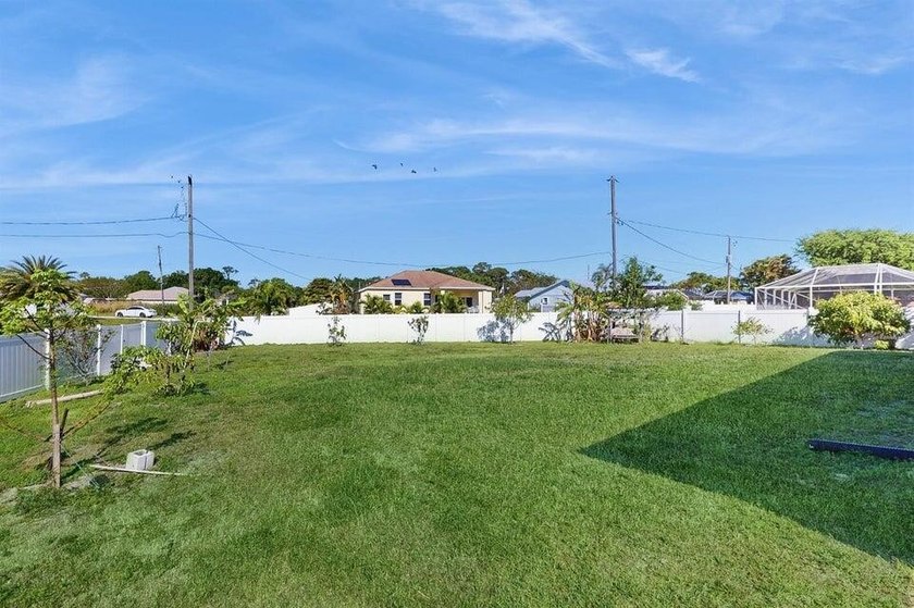 Charming 4-Bedroom Home with Spacious Yard and Modern Amenities - photo 34