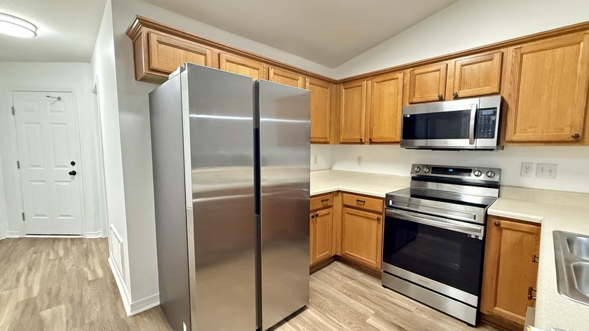 Welcome to this beautifully updated 2-bedroom, 2-bath townhouse - photo 2