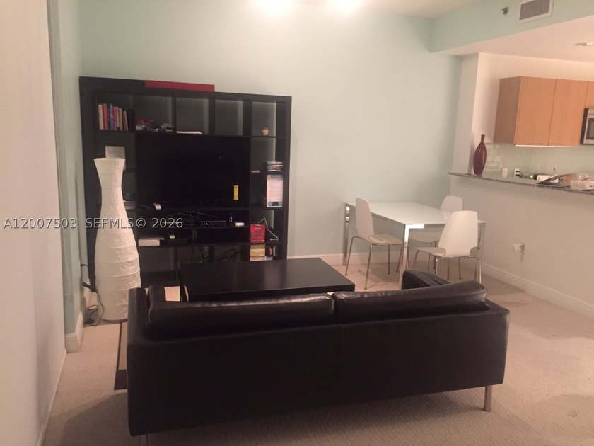 Excellent opportunity, this bright unit offers incredible city - photo 2