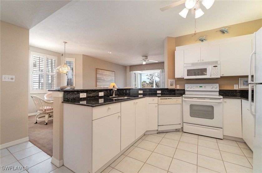 Bright &amp; Sunny END UNIT condo overlooking natural - photo 3