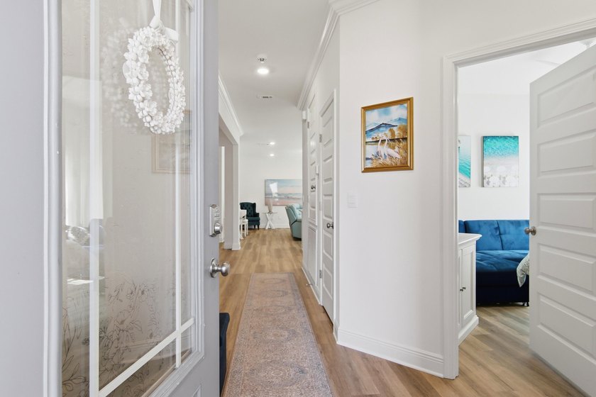 Imagine living just minutes from the sugar-white sands and - photo 4
