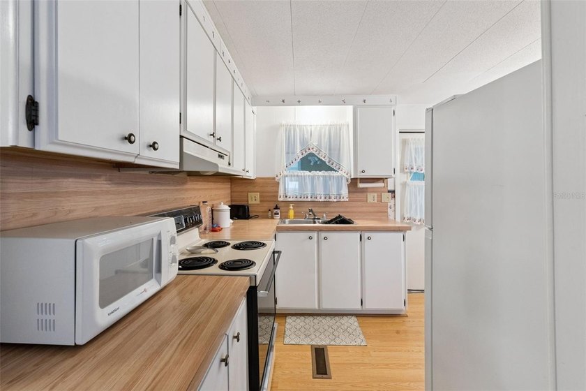 Welcome to this charming and well-maintained 2 bedroom, 2 - photo 8