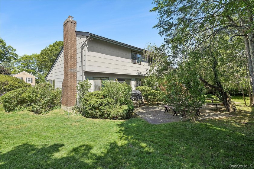 Welcome to 7 Stirrup Lane, a light-filled home on a beautiful - photo 2