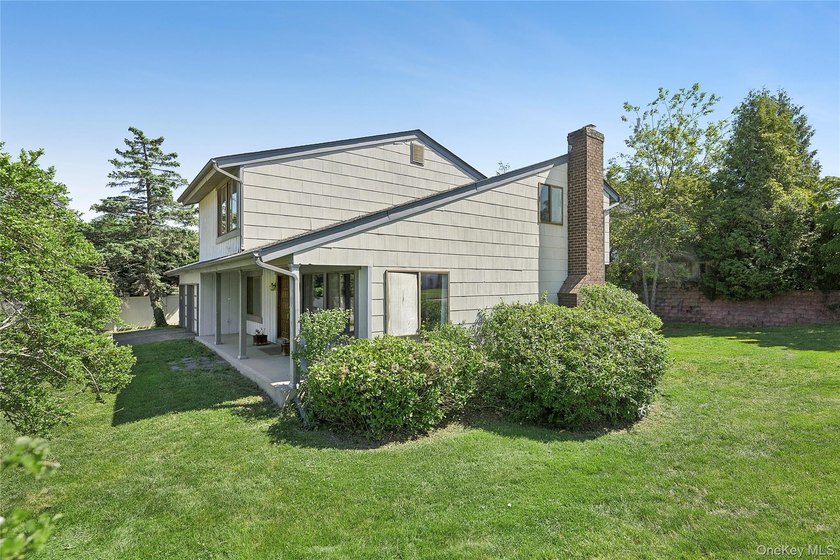Welcome to 7 Stirrup Lane, a light-filled home on a beautiful - photo 3