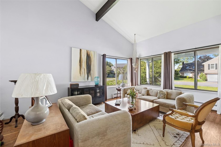Welcome to 7 Stirrup Lane, a light-filled home on a beautiful - photo 8
