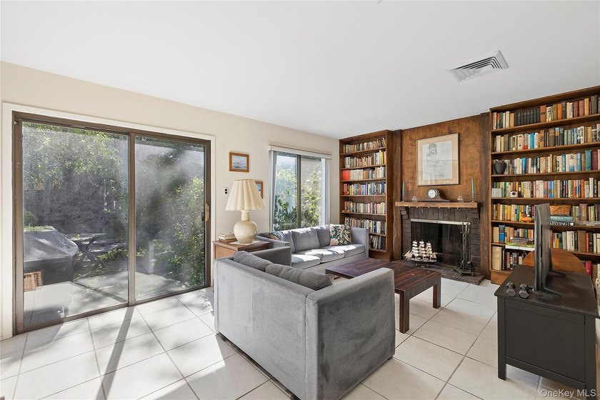 Welcome to 7 Stirrup Lane, a light-filled home on a beautiful - photo 9