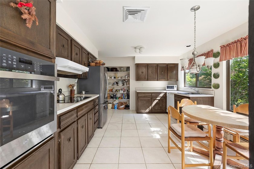 Welcome to 7 Stirrup Lane, a light-filled home on a beautiful - photo 10