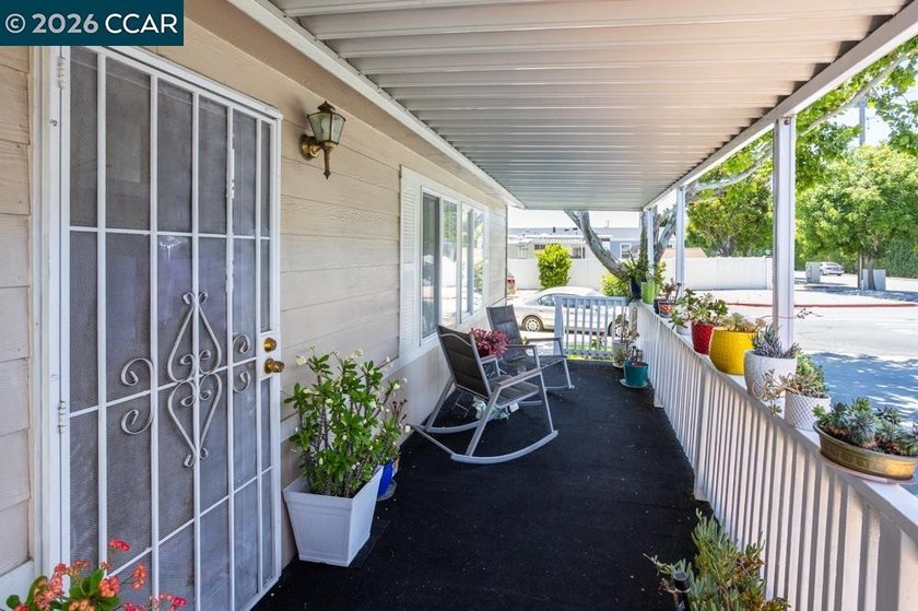 Welcome to this beautifully updated 1,542 sq. ft. manufactured - photo 18