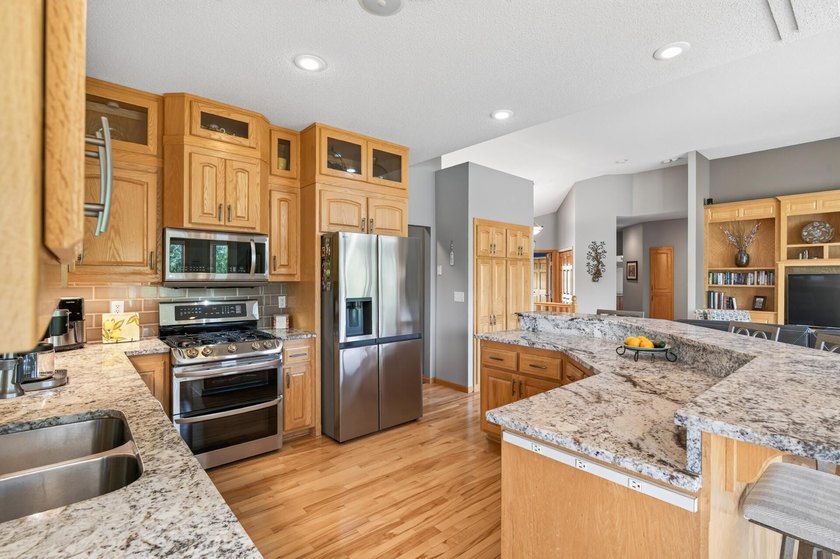 We are under contract. No more showings accepted. Welcome to - photo 8