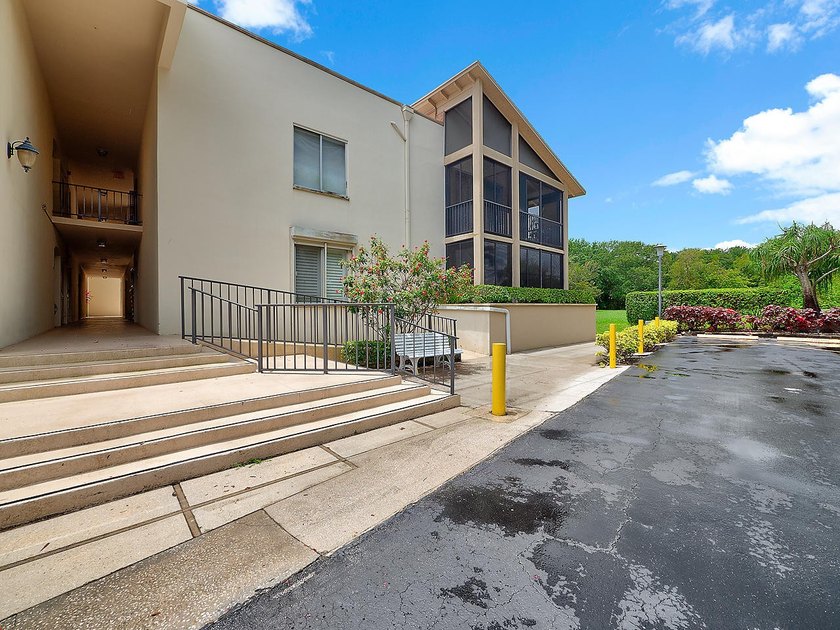 Beautiful 2 bedroom 2 bath unit in Longwood. Large screened wrap - photo 2
