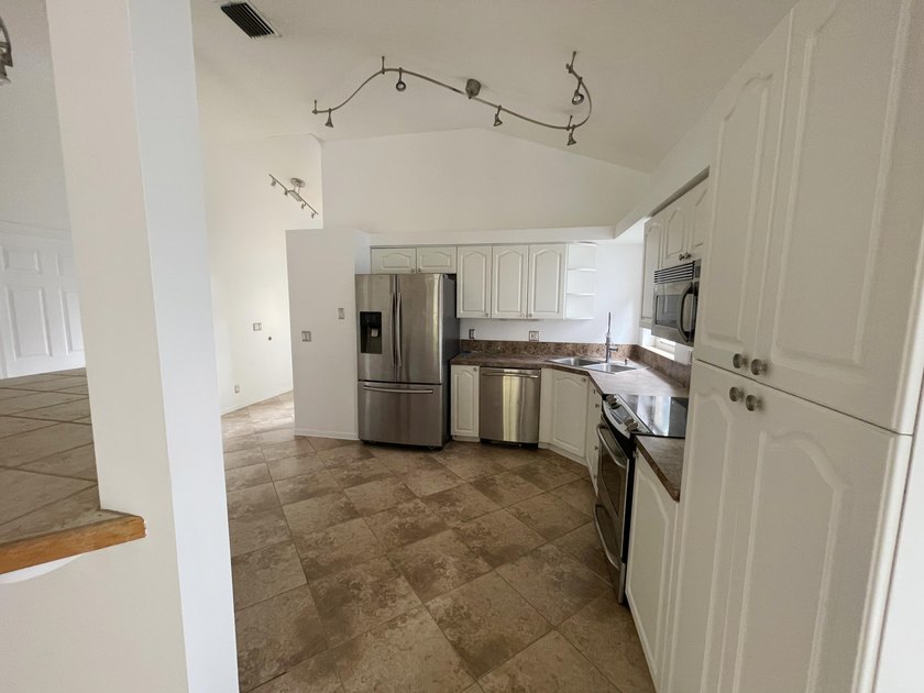 Recently refreshed 3-bedroom, 2-bathroom home located in Rivera - photo 5