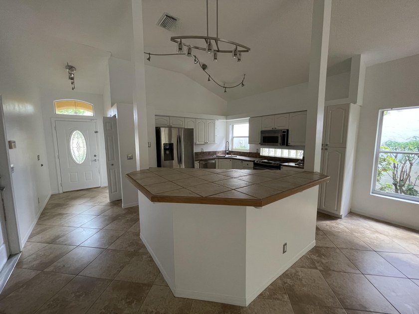 Recently refreshed 3-bedroom, 2-bathroom home located in Rivera - photo 7