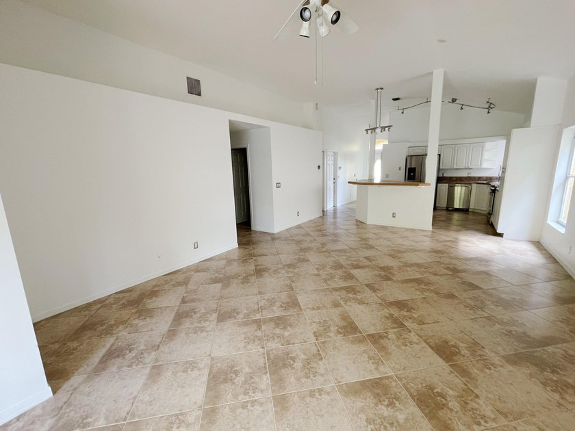 Recently refreshed 3-bedroom, 2-bathroom home located in Rivera - photo 8